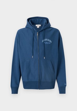 Sinine lukuga pusa esitaskute, nööriga kapuutsiga ja vasakul rinnal "Calvin Klein New York City" trükiga.