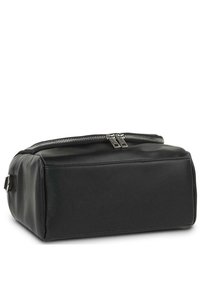 Neceser de cosméticos de cuero sintético negro con forma rectangular, fondo plano, textura lisa y cierre de cremallera plateada en la parte superior.