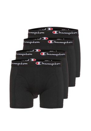Vier schwarze Boxershorts für Herren mit schwarzen elastischen Taillenbändern, die weiße und rote "Champion"-Logos tragen, gestapelt in versetzter Reihe.