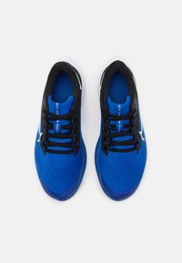 Nike Performance AIR ZOOM PEGASUS 38 GS UNISEX - Sapatos para corrida em estrada - game royal/white/black