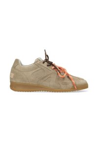 Zapatilla de ante beige con suela de goma, que presenta cordones marrones y naranjas, perforaciones en la puntera y un logotipo en el talón.