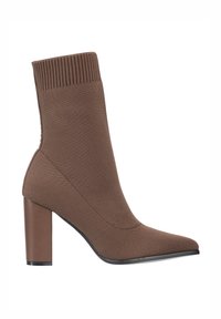 Brauner gestrickter Knöchelstiefel mit spitz zulaufender Zehe und hochgezogenem, geripptem Kragen, ausgestattet mit einem robusten Blockabsatz und glatter schwarzer Sohle.