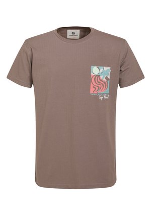 Braunes T-Shirt mit kurzen Ärmeln, das über einen strukturierten Stoff und ein mehrfarbiges grafisches Taschen-Design mit abstrakten Formen und Text verfügt.