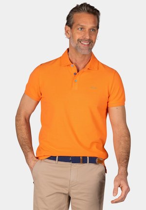 Oranje polo-shirt met een kraag, korte mouwen en een knoopsluiting met drie knopen. Voorzien van subtiele geborduurde logo's en een gestructureerde stof.