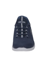 Marineblaue Netzsneaker mit strukturierten Oberflächen, Schnürdesign, grauen Akzenten und weißen Nähten. Verfügt über eine abgerundete Zehenpartie und eine gepolsterte Sohle.