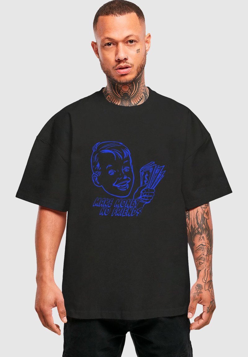 Sort oversized t-shirt lavet af bomuld med et blåt grafisk motiv af en smilende person, der holder pengesedler, med teksten "TJEN PENGE UDEN VENNER."