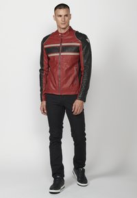 Koroshi EFFECT - Kunstnahast jakk - rojo red