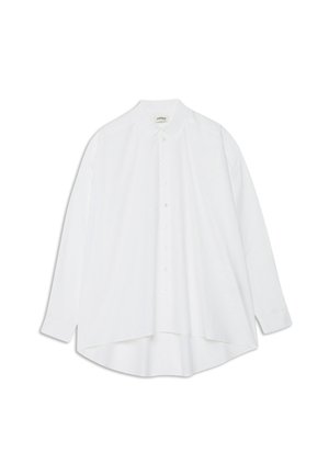 Bílá košile s dlouhým rukávem, klasickým límcem, knoflíkovým zapínáním a uvolněným střihem. Hladká tkanina a zakřivený lem pro moderní siluetu.