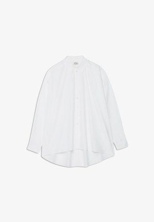 Bílá košile s dlouhým rukávem, klasickým límcem, knoflíkovým zapínáním a uvolněným střihem. Hladká tkanina a zakřivený lem pro moderní siluetu.