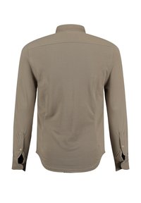 Camicia verde oliva a maniche lunghe vista dal retro, con polsini abbottonati e colletto dritto.