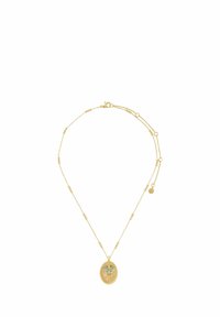 Halskette in Goldfarbe mit einem ovalen Anhänger, der mit floralen Gravuren verziert ist und farbige Akzente hat. Die Kette enthält kleine Perlen und ist in der Länge verstellbar.