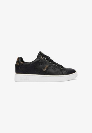 Sort lavtop sneakers med prægede logoer, guld "GUESS" branding, sorte snørebånd og hvid gummisål med "GUESS" præg.