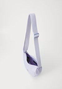 Borsa a spalla lilla con una texture morbida e liscia, tracolla regolabile e piccolo dettaglio del logo verde. Forma curva con chiusura a zip.