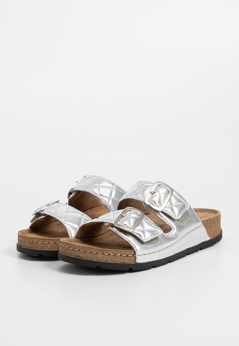 Silberne metallische Riemchensandalen mit gesteppten Riemen, zwei Schnallen und Fußbett aus Kork. Die schwarze Gummisohle sorgt für Haltbarkeit und Grip.