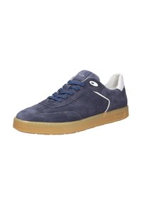Sneaker in suede blu navy con dettagli bianchi, punta rotonda, allacciatura frontale e suola in gomma testurizzata color gomma. Presenta dettagli di cucitura e logo sulla linguetta.