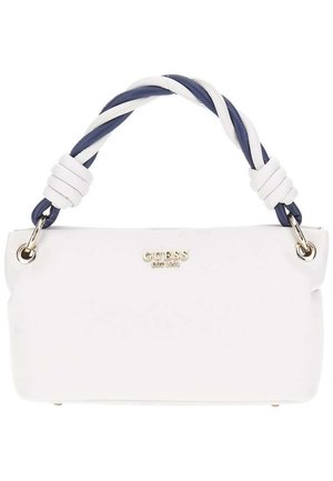 Sac à main blanc en simili cuir avec une anse torsadée bleu marine et blanche, quincaillerie dorée et un logo à l'avant. Texture lisse, forme rectangulaire.