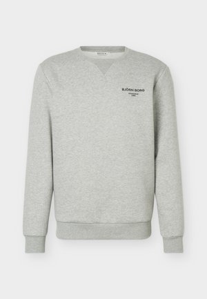 Gaiši pelēka apkalta džemperis ar ribotu aproču un apakšmalu, uz kreisās krūtīm neliels melns "BJÖRN BORG Stockholm 1956" logotips.