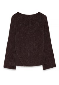 Bruine lange mouwen top met een textuur en plissé-design. Beschikt over een ronde halslijn en een asymmetrische zoom met een zijsplit.