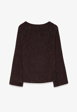 Brun långärmad topp med en texturerad, plisserad design. Har en rundad halsringning och en asymmetrisk nederkant med en sidoklyfta.