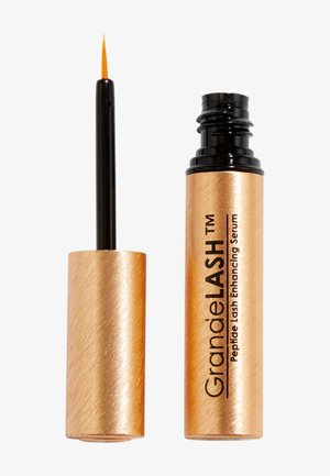 Tube ouvert de sérum renforçant pour cils au peptide GrandeLash avec bouchon doré et pinceau applicateur fin visible sur fond blanc.