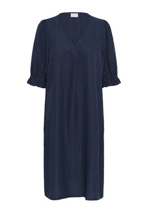 Mörkblå klänning med V-ringning, korta puffärmar och vertikala ränder i en texturerad tyg, fallande under knäet.