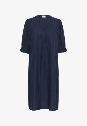 Mörkblå klänning med V-ringning, korta puffärmar och vertikala ränder i en texturerad tyg, fallande under knäet.