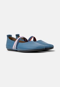 Zapatos planos de cuero azul con punta afilada, acentuados por correas elásticas de colores y una suela de goma. Textura suave y diseño minimalista.