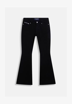 Crne trapez traperice s pet džepova, srebrnim gumbom i zakovicama te Juicy Couture oznakom na pojasu i džepu za kovanice.