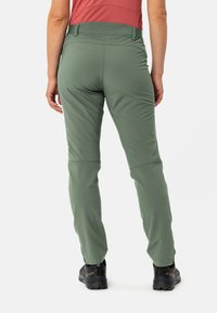 Groene outdoorbroek met een slim fit, rekbare stof en gebogen knieën. Elastische tailleband met een platte naad en versterkte zakken.