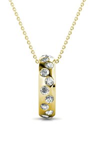 Collana d'oro con pendente circolare che presenta diamanti rotondi incastonati, superficie liscia e finitura lucida. La catena ha un design a maglia.