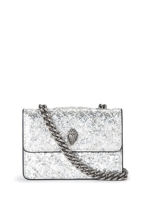 Sac à main en cuir matelassé argenté avec une bandoulière chaîne métallique et un fermoir décoratif. Présente une surface texturée avec des détails de coutures diagonales.