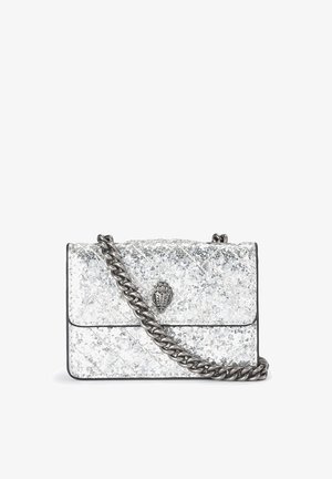 Zilveren gewatteerde leren handtas met een metalen kettingriem en een decoratieve sluiting. Heeft een gestructureerd oppervlak met diagonale stiksel details.