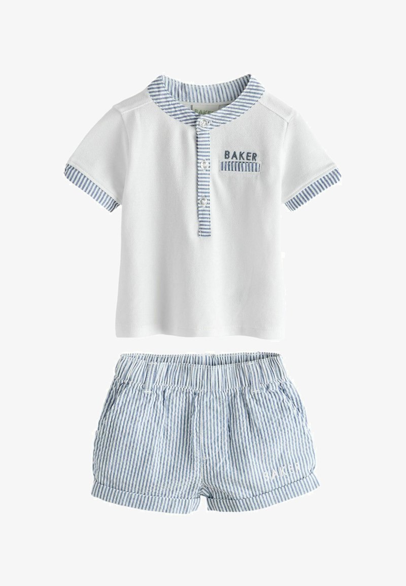 Chemise blanche à manches courtes avec col et poignets rayés bleus, texte "BAKER", assortie à un short à taille élastique rayé bleu et blanc.