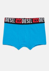 Μπλε βαμβακερά μποξεράκια με μαύρη και κόκκινη ελαστική ζώνη μέσης με το κείμενο "DIESEL". Ομοιόμορφη υφή και εφαρμογή που αγκαλιάζει το σώμα.