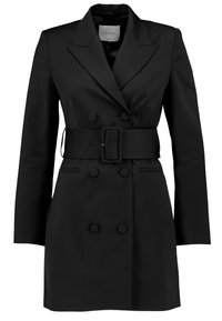 Blazer negro de doble botonadura con mangas largas, solapas en pico, cintura ceñida con cinturón y detalles de botones. Tela suave con ajuste entallado y silueta estructurada.