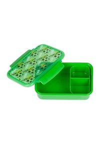 Zielona plastikowa lunchbox z wzorem piłki nożnej na pokrywie, z dwoma przedziałami i bezpiecznym zamknięciem na zawiasach.