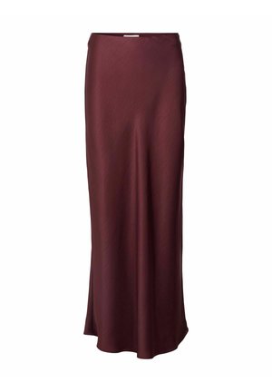 Jupe maxi en satin bourgogne avec une texture lisse, présentant une silhouette droite et une fente latérale subtile.