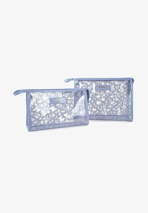 Dos bolsas de cosméticos transparentes hechas de plástico; una más grande y otra más pequeña. Ambas cuentan con un borde azul claro y un interior con un patrón geométrico.