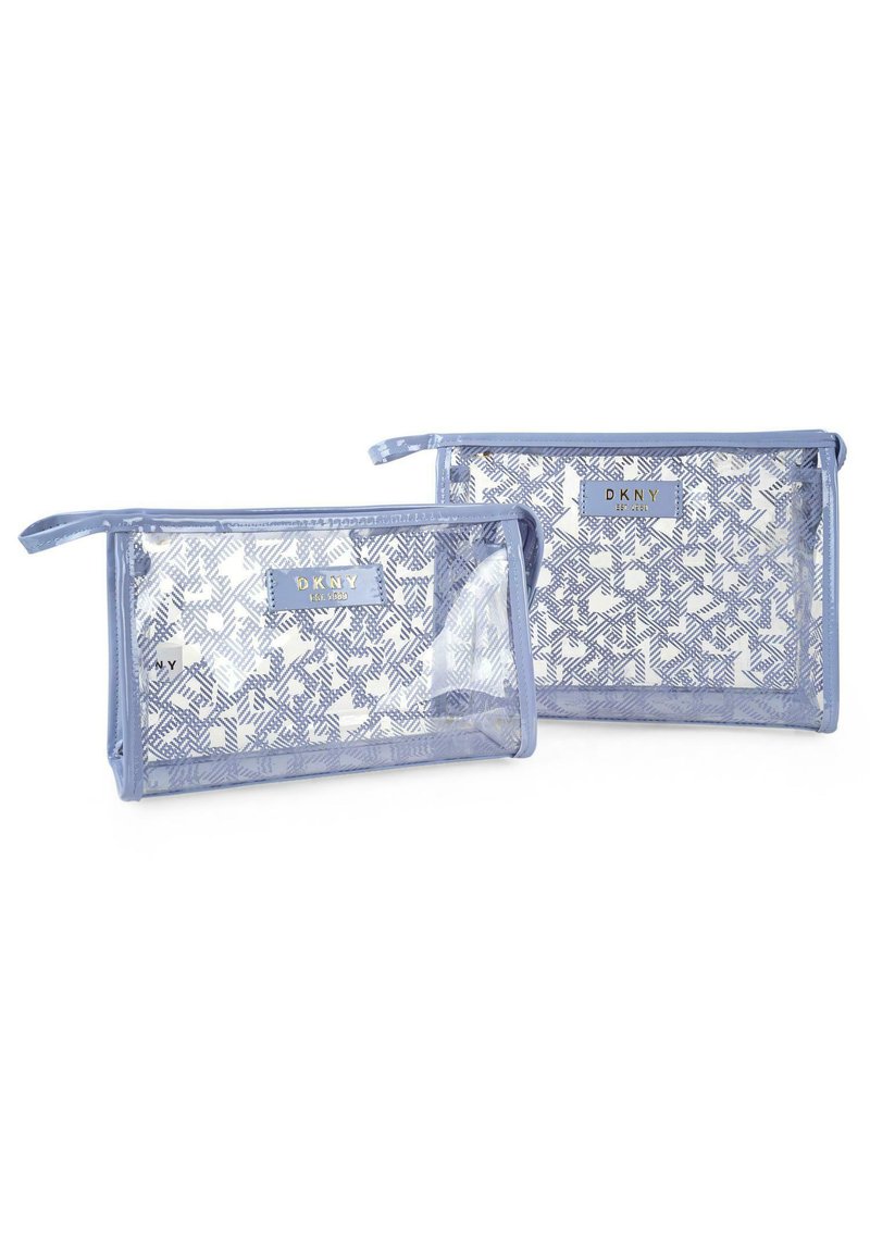 Dos bolsas de cosméticos transparentes hechas de plástico; una más grande y otra más pequeña. Ambas cuentan con un borde azul claro y un interior con un patrón geométrico.