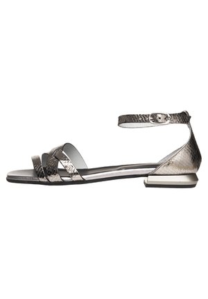 Metallisk sølv flad sandal med tre frontremme, ankelrem med spænde og en lav geometrisk hæl.