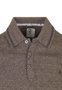 Bruine gemêleerde polo met een kraag, sluiting met drie knopen, en blauwe gestreepte accenten op de kraag. Etiket toont "R2 Amsterdam" en maat M.