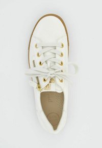 Weiße Sneaker mit runder Spitze, Obermaterial aus strukturiertem Leder, goldenen Ösen, flachen Schnürsenkeln, seitlichem Reißverschluss und brauner Gummisohle.