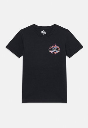 T-shirt en coton noir avec un petit graphique de vagues bleues et de flammes sur le côté gauche de la poitrine, col rond et manches courtes.