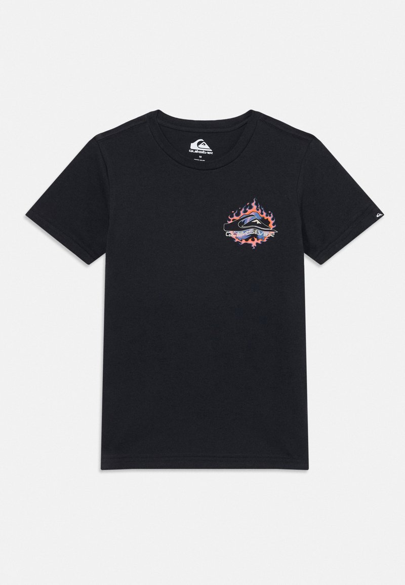 T-shirt de algodão preto com uma pequena grafica de ondas azuis e chamas no lado esquerdo do peito, com colarinho redondo e mangas curtas.