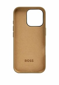 Gouden telefoonhoesje met een gladde textuur, uitsparingen voor camera en knoppen, en een geperst "BOSS" logo, met afgeronde hoeken.
