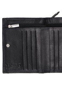 Sort læderpung med flere kortholdere, lynlåslomme til mønter og præget mærkelogo. Tekstureret overflade, kompakt design.