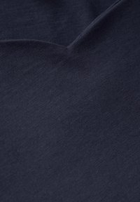 Tumman merimiesvärin tekstiili, pehmeä pinta, sileä viimeistely, hieman joustava, hienovaraisella kiillolla. Kangas näyttää kevyeltä ja kestävältä.