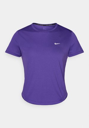 Lilla treningstrøye laget av fukttransporterende stoff, med kortermet og crew neck. Liten hvit logo på brystet.