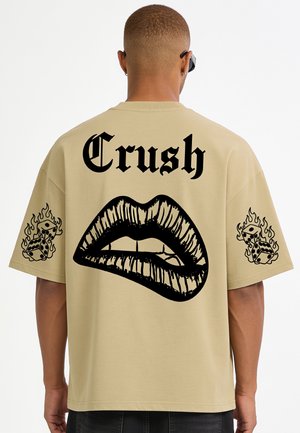 Mira Paris, TATTOO CRUSH OVERSIZED BOXY TEE 26 UNISEX - T-Shirt print - faded olive