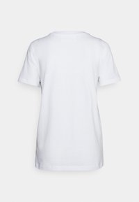 T-shirt blanc uni à manches courtes vu de dos sur un fond gris clair.